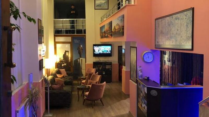 Crowded House Hotel