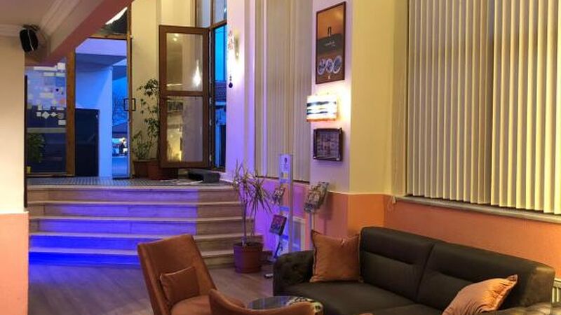Crowded House Hotel