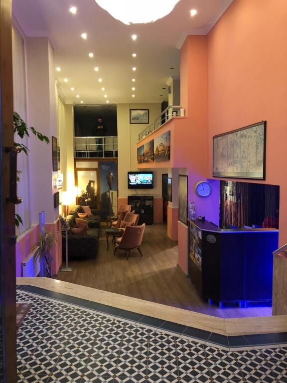 Crowded House Hotel