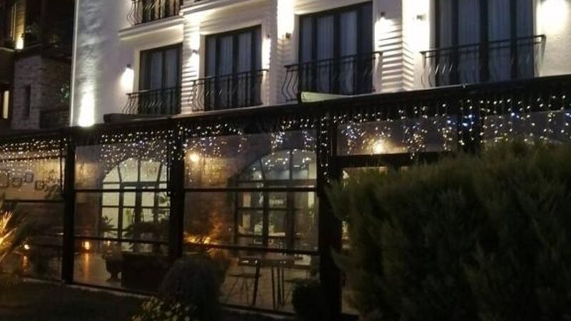 8 Rooms Hotel