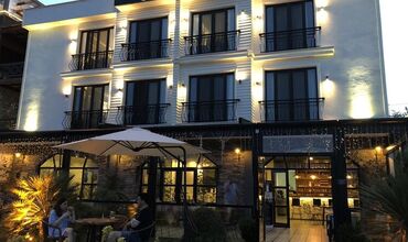 8 Rooms Hotel
